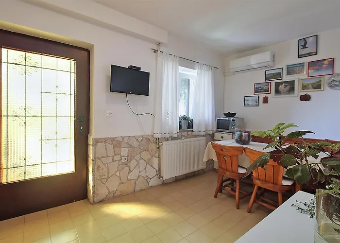 Leona 2216 Apartment